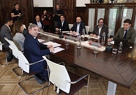 Sanz Merino (izquierda), en su reunión con Álvaro Fernández Heredia (a la derecha, con barba y gafas).