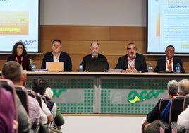 Jesús Posadas en el centro, durante la última Asamblea General de delegados.
