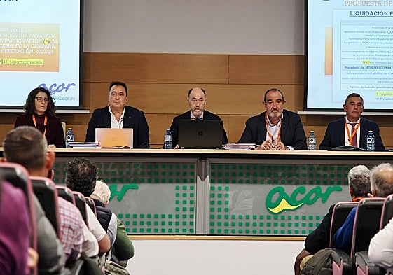 esús Posadas en el centro, durante la última Asamblea General de delegados.