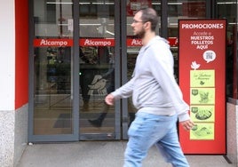 Un ciudadano pasa delante del Alcampo de la avenida de Palencia de Valladolid, uno de los supermercados que figuran en la lista de afectados por el ERE.
