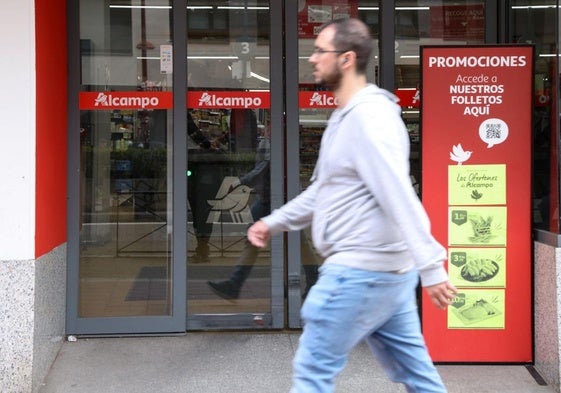 Un ciudadano pasa delante del Alcampo de la avenida de Palencia de Valladolid, uno de los supermercados que figuran en la lista de afectados por el ERE.