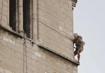 Momento del espectáculo 'Quasimodo y Esmeralda', en la torre de la iglesia de La Antigua.