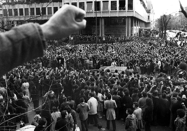 Funeral de la matanza de Atocha el 26 de enero de 1977, en una fotografía incluida en el libro 'Instantes para la historia de la Transición'.
