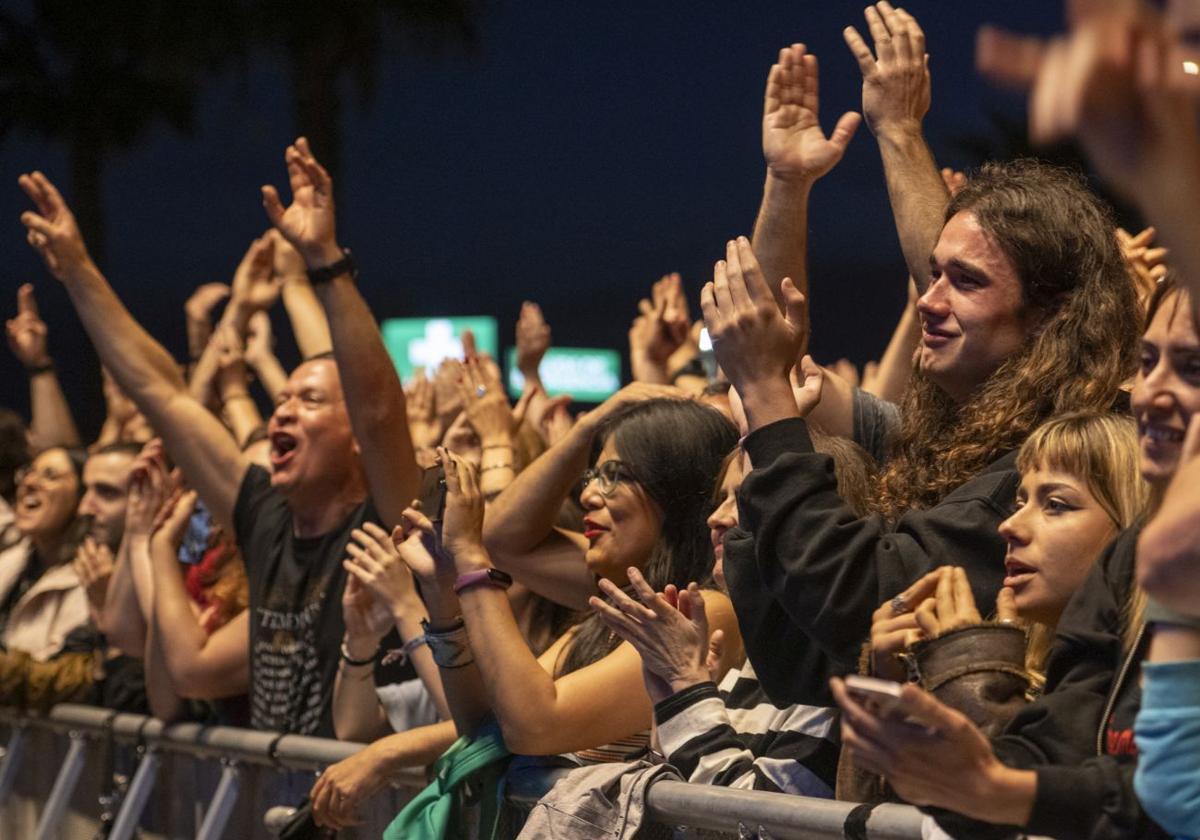 Las personas ubicadas en primera fila disfrutan de un concierto en una imagen de archivo.