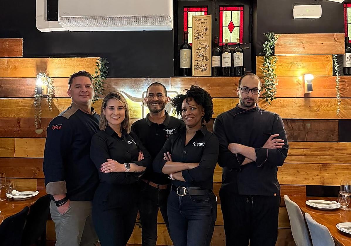 El equipo del Restaurante Bar El Toro.