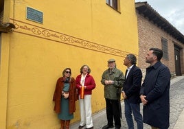 Inauguración de la placa conmemorativa en la facha de su casa natal.