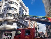Intervención de los Bomberos, este jueves por la mañana, para rescatar a la mujer atrapada en el balcón.