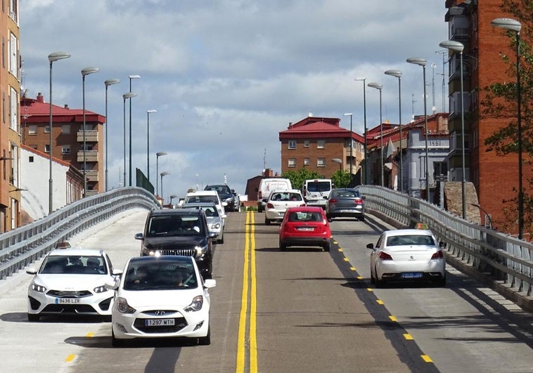 Los vehículos circulan desde esta mañana por los cuatro carriles del viaducto de Arco de Ladrillo.