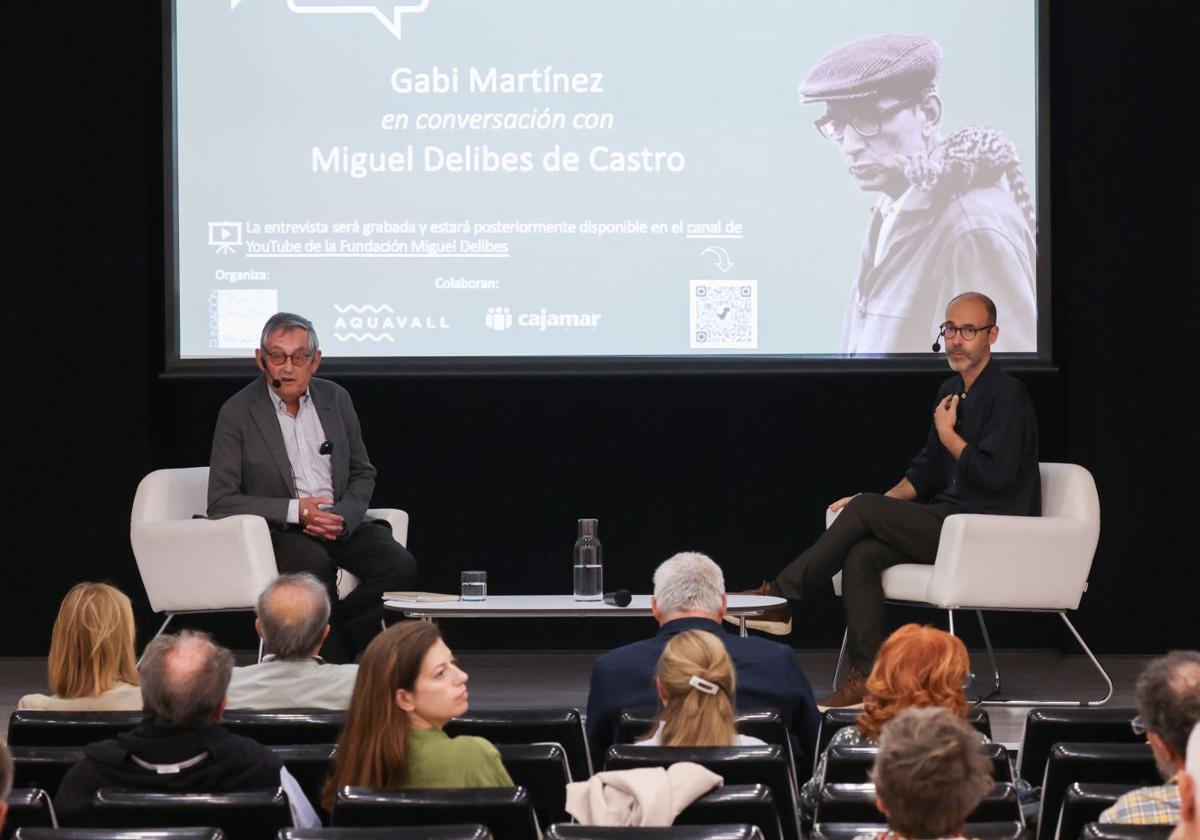 Gabi Martínez, en conversación con Miguel Delibes de Castro.