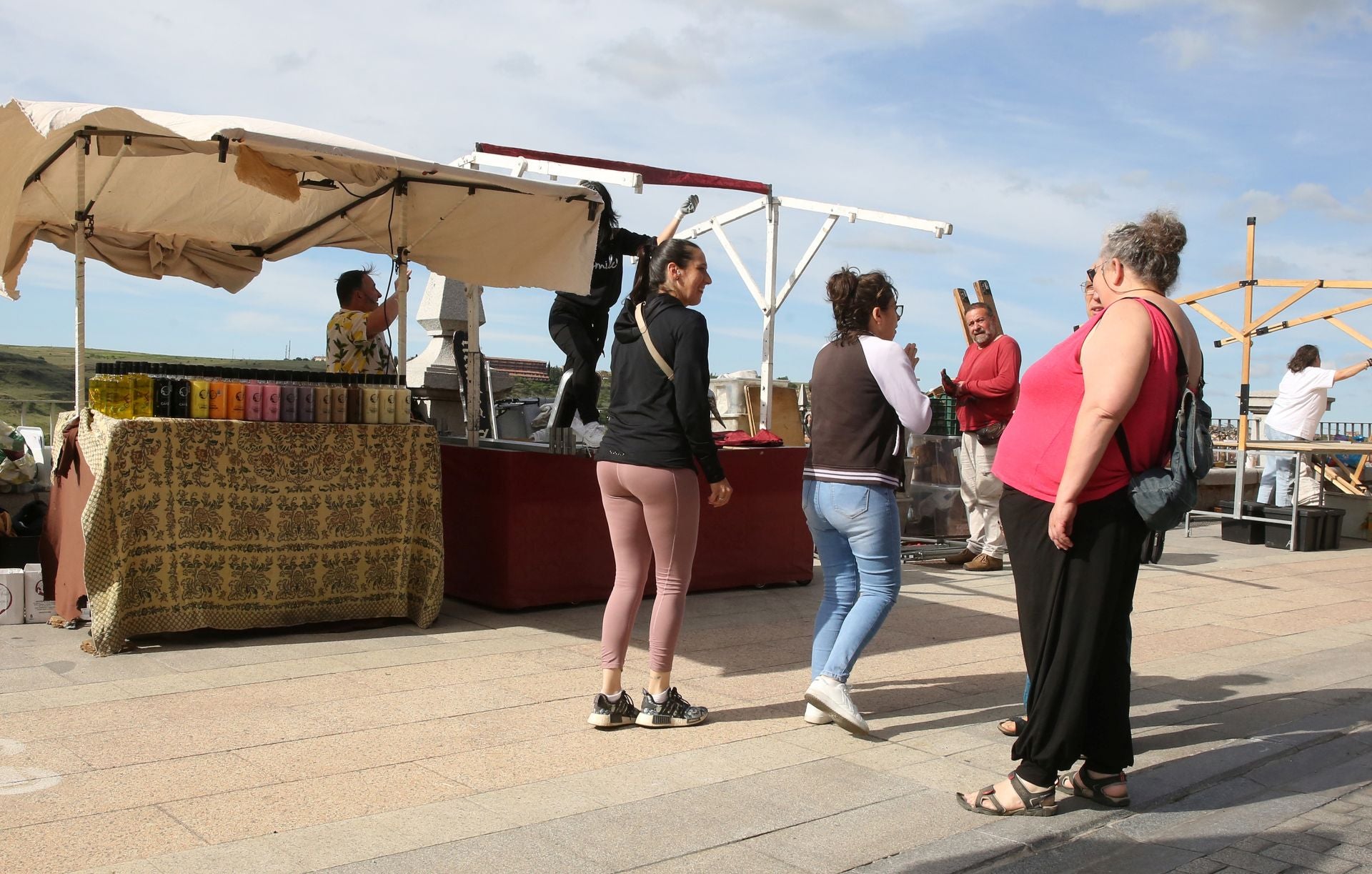 Fotos de los preparativos del Mercado Romano en Padre Claret