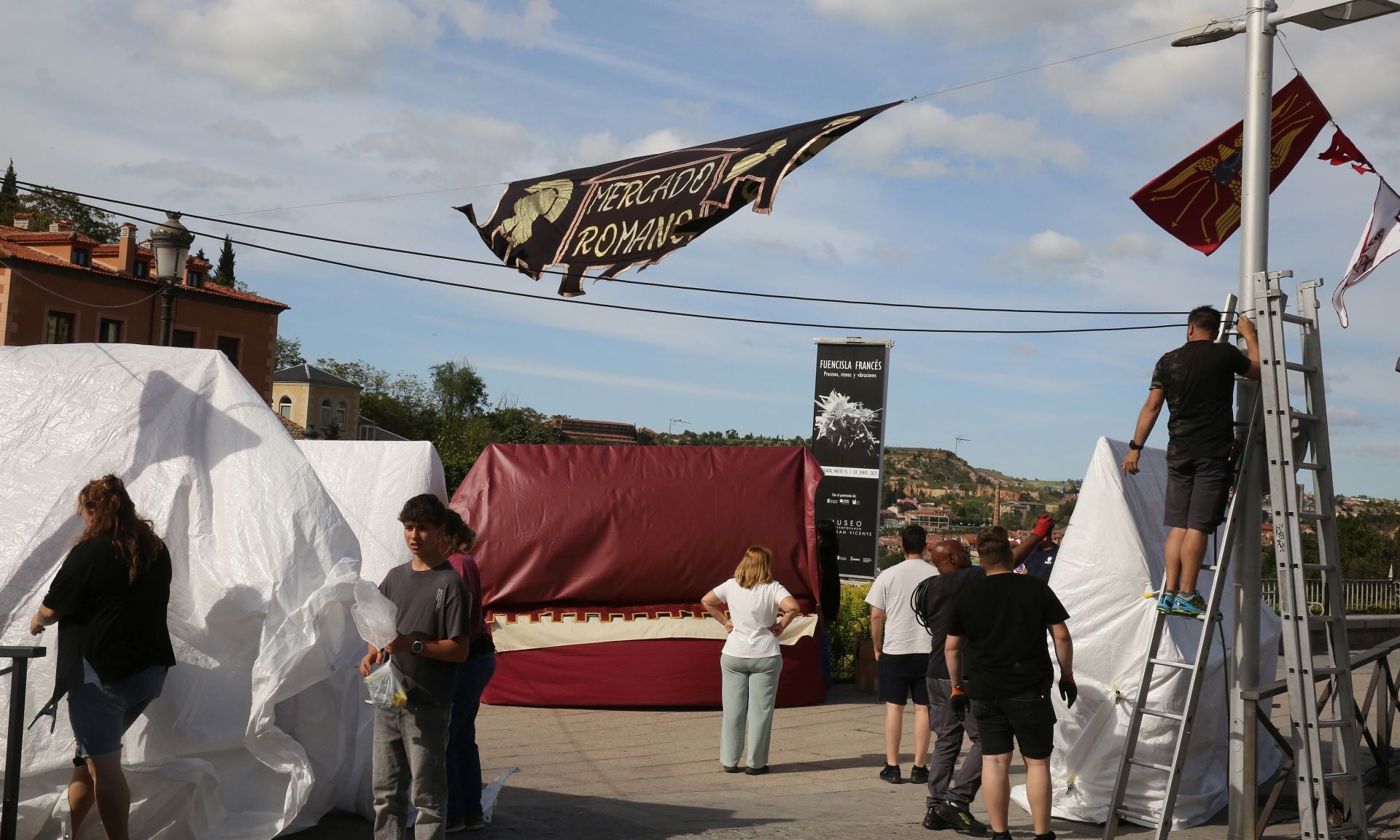 Fotos de los preparativos del Mercado Romano en Padre Claret