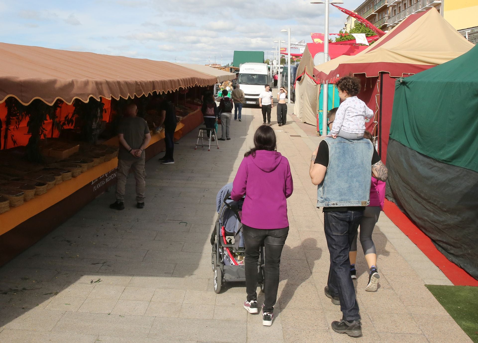 Fotos de los preparativos del Mercado Romano en Padre Claret