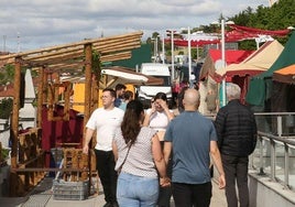 Montaje del mercado romano en la avenida de Padre Claret