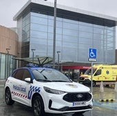 Un coche de Policía y una ambulancia en la entrada de Río Shopping en una imagen de archivo.