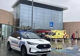 Un coche de Policía y una ambulancia en la entrada de Río Shopping en una imagen de archivo.