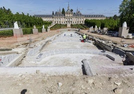 Obras de restauración de la fuente de La Cascada, en La Granja de San Ildefonso.