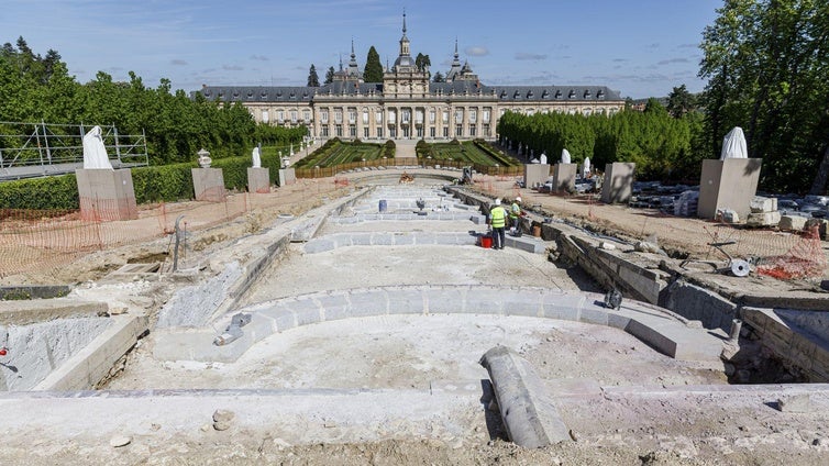 Obras de restauración de la fuente de La Cascada, en La Granja de San Ildefonso.