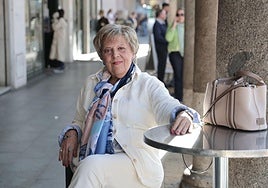 Pepa Alonso posa frente al Café del Norte de Valladolid.