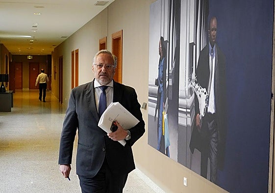 Carlos Pollán (Vox), presidente de las Cortes, antes de la reunión de la Mesa.