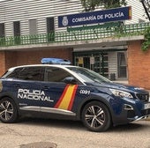 Vehículo de la Policía Nacional estacionado frente a la comisaría de Delicias.