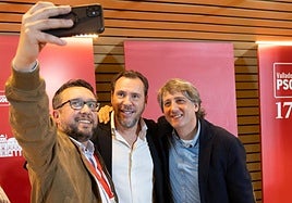 El ministro Óscar Puente y Carlos Martínez, secretario general del PSOE de Castilla y León, a finales de abril, en el congreso provincial que reeligió al primero como máximo responsable del PSOE de Valladolid.