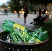Restos de botellas de refrescos en una papelera.