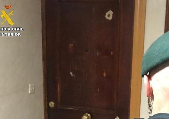 Disparos en la puerta de entrada al domicilio.