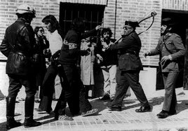 Fotografía tomada en Villalar el 29 de abril de 1979, con enfrentamientos entre manifestantes y la Guardia Civil, que forma parte de libro 'Instantes para la historia de la Transición', de Rafael R. Tranche.