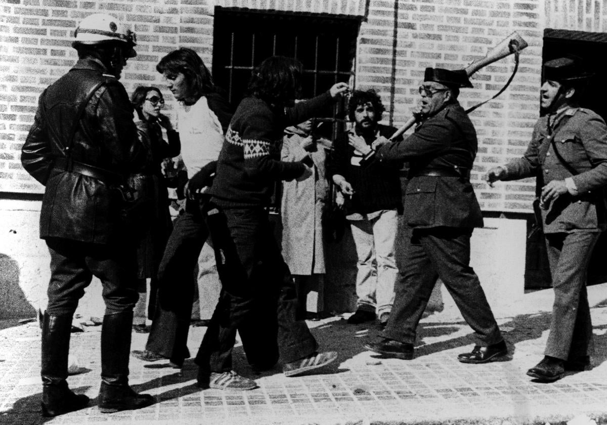 Fotografía tomada en Villalar el 29 de abril de 1979, con enfrentamientos entre manifestantes y la Guardia Civil, que forma parte de libro 'Instantes para la historia de la Transición', de Rafael R. Tranche.