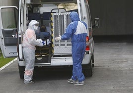 Sanitarios trasladan a un enfermo en ambulancia durante la covid.