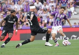 Raúl Moro intenta superar a Jorge Saénz en el Real Valladolid-Leganés de la primera vuelta en Zorrilla