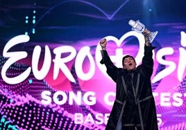 El ganador del Festival de Eurovisión 2025 sostiene el trofeo durante la Gran Final, en Basilea.