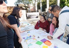 Actividades de la Feria de Asociaciones en el Salón.