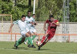 Un jugador del Betis trata de robar el esférico a un rival del Turégano la pasada semana.
