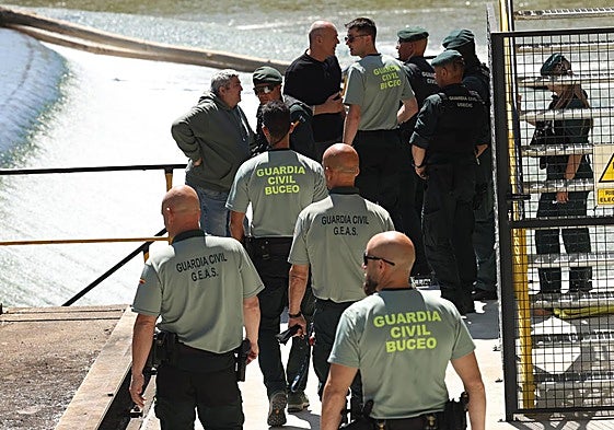 Varios miembros de la Guardia Civil en el dispositivo de búsqueda.