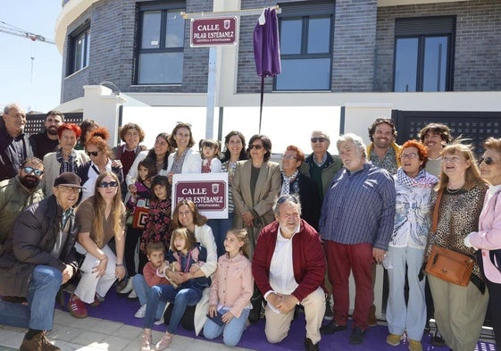 Amigos y familiares posan bajo la placa de la calle Pilar Estébanez.