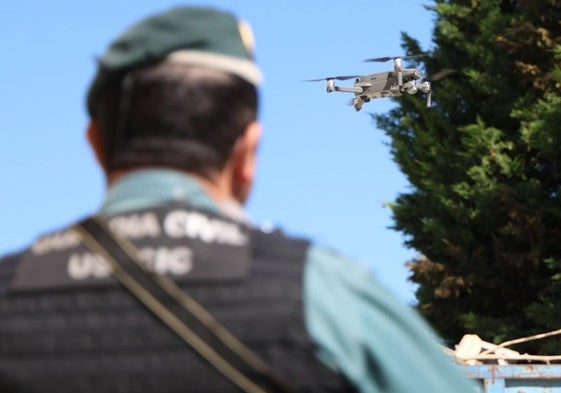 Un agente de la Guardia Civil vuela un dron durante las labores de búsqueda.
