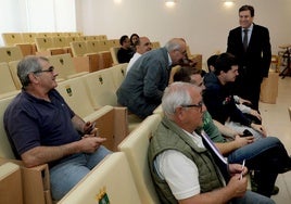 el consejero de Economía y Hacienda conversa con empresarios de la zona, este viernes en Guardo.