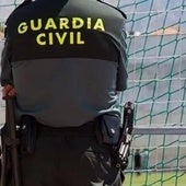 Un agente de la Guardia Civil supervisa un partido de fútbol.