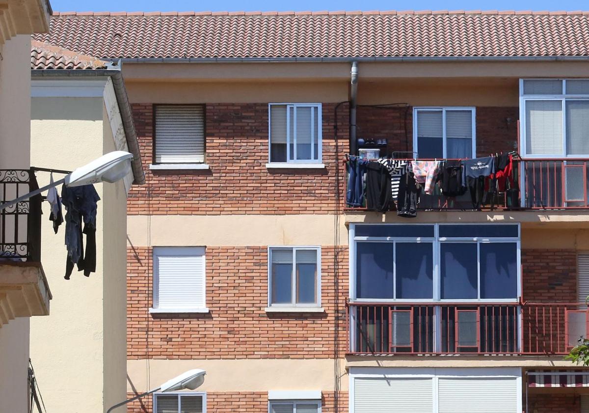 Imagen principal - Ventanas y balcones con ropa tendida.