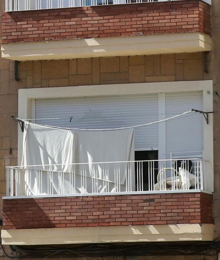 Imagen secundaria 2 - Ventanas y balcones con ropa tendida.