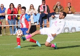Samu centra ante la oposición de un rival, en un partido anterior.