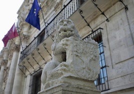 Uno de los leones que adorna la fachada de Derecho de la Universidad de Valladolid.