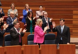 La bancada del PP aplaude a Alfonso Fernández Mañueco en el debate sobre el estado de la comunidad.