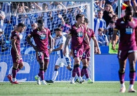 Los jugadores del Real Valladolid tras uno de los tres goles marcados por el Leganés en Butarque este sábado.