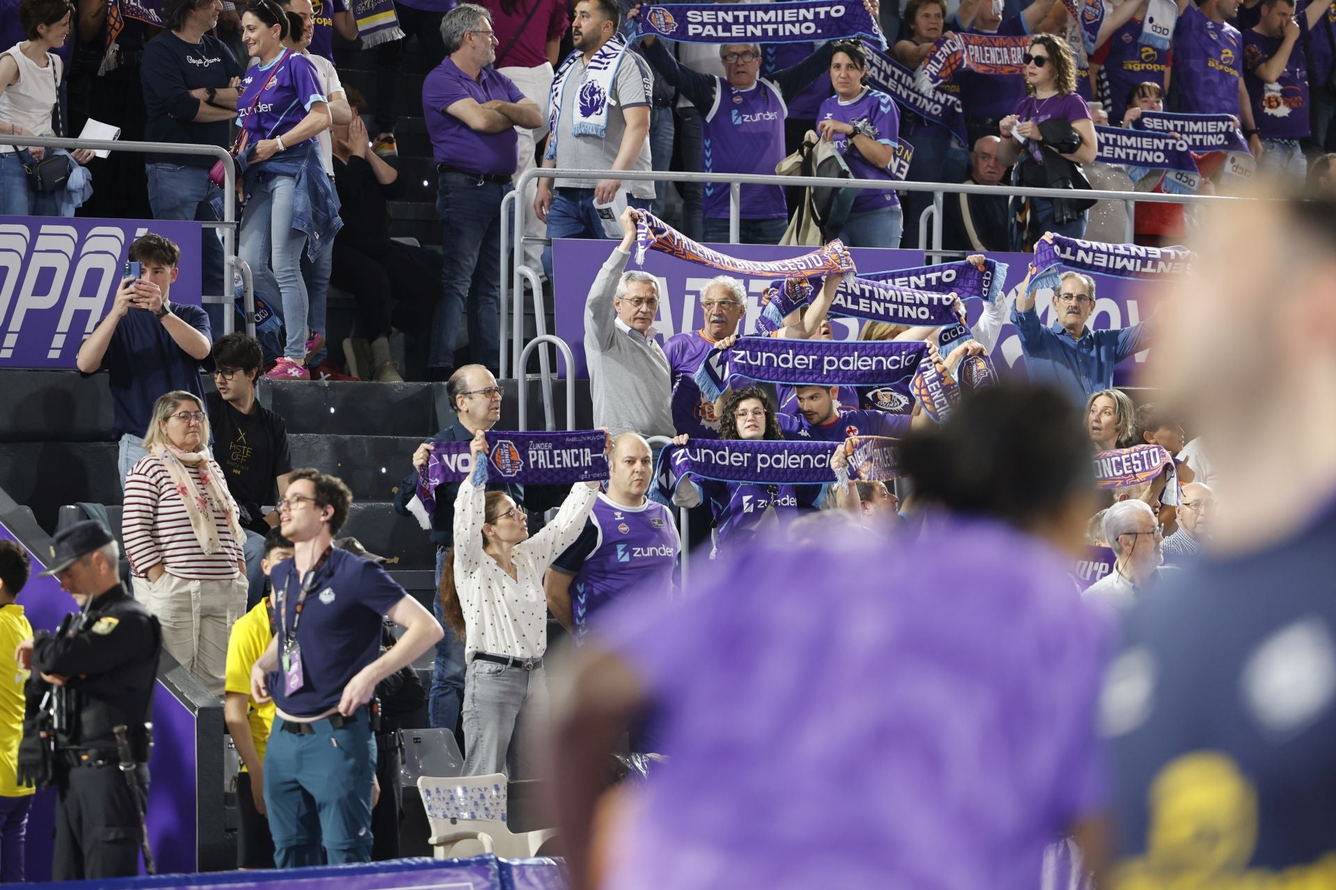 Así ha animado la afición palentina al Súper Agropal ante el Obradoiro