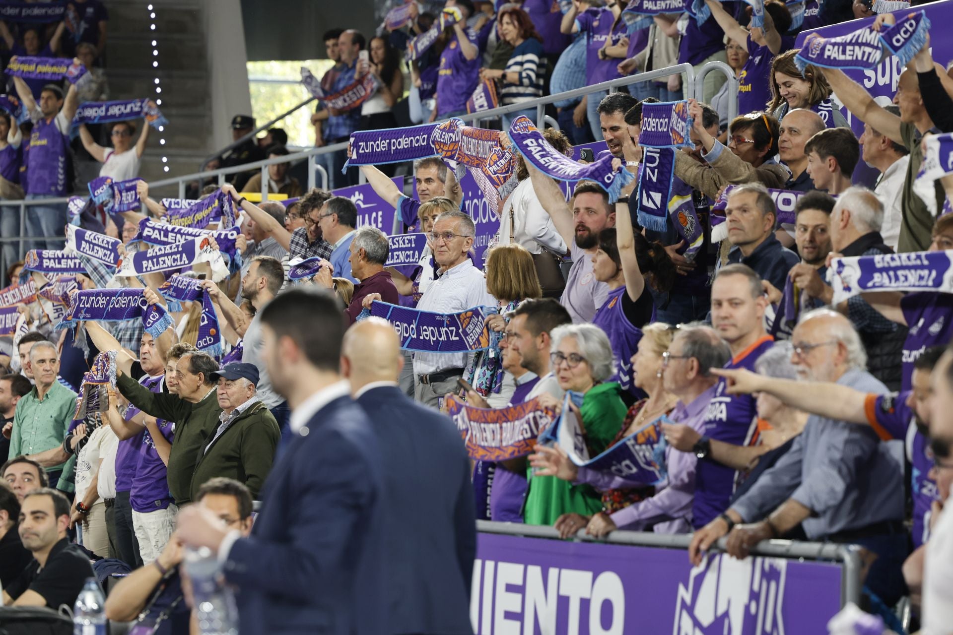 Así ha animado la afición palentina al Súper Agropal ante el Obradoiro
