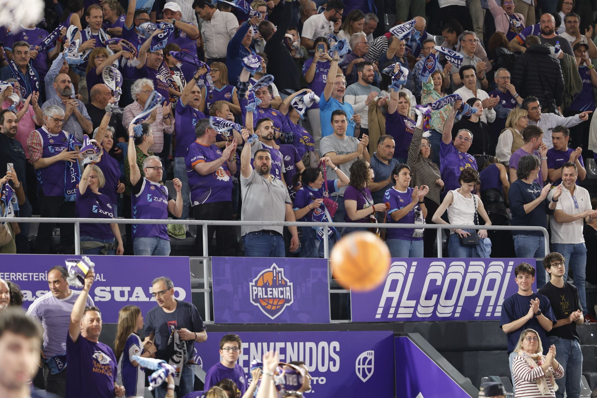 Así ha animado la afición palentina al Súper Agropal ante el Obradoiro