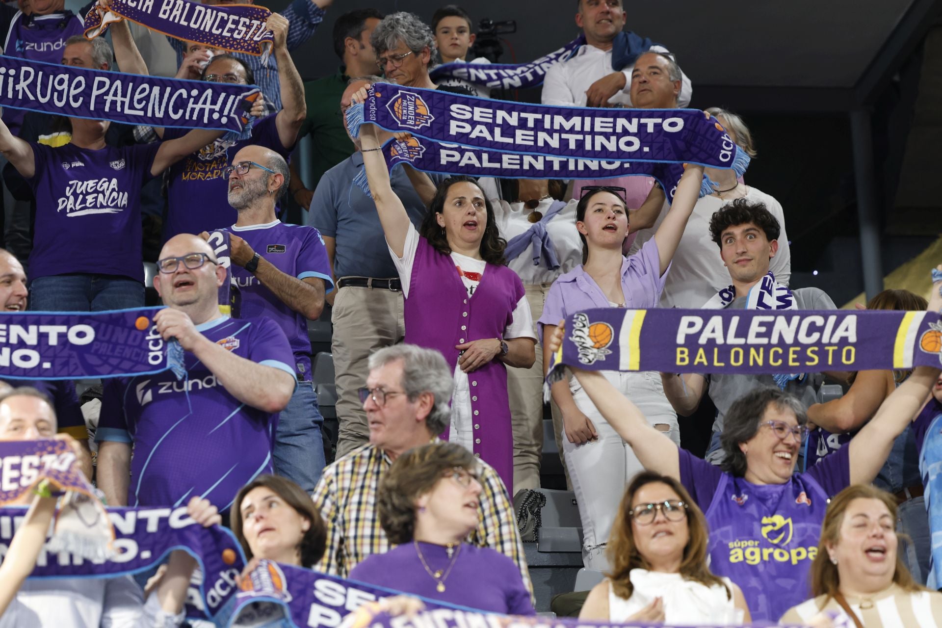 Así ha animado la afición palentina al Súper Agropal ante el Obradoiro