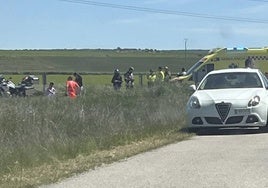 Una ambulancia del 112 en el lugar del accidente, este sábado.